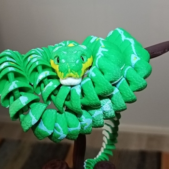 Monivärinen 3D tulostettu puupython ja oksa🐍