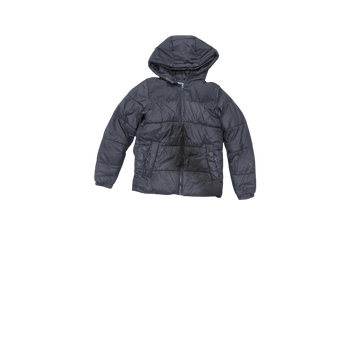 Musta toppatakki hupulla