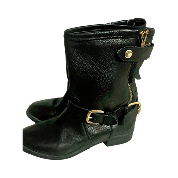 Musta nahkasaapas kultaketjuilla