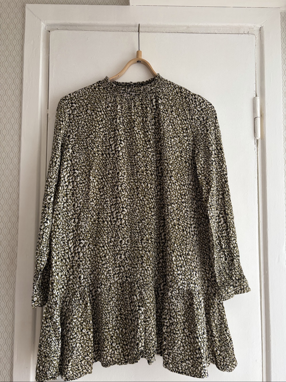 zara animal print dress green Zara dress, Size M / 38 — Secondhand Casual dresses — €5.00 Zara midi dress
