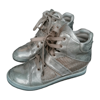 Sunny’s sneakers