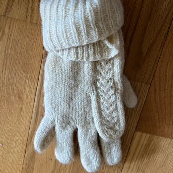 beige neulotut villahansikkaat