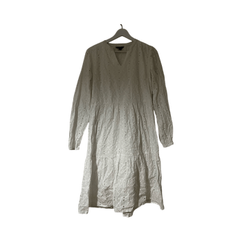 Valkoinen brodeerattu mekko