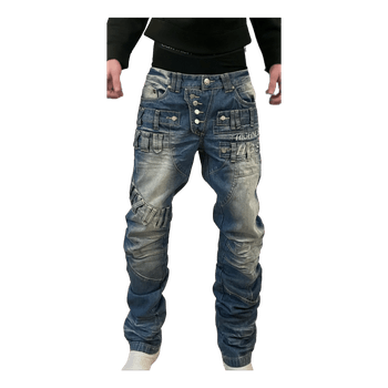 Siniset farkut taskuilla