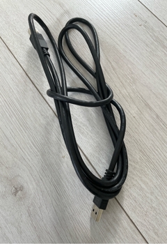 Musta usb-kaapeli