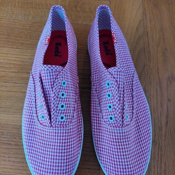 Punavalkoiset Keds kengät