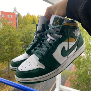 Jordan 1 mid sneakers