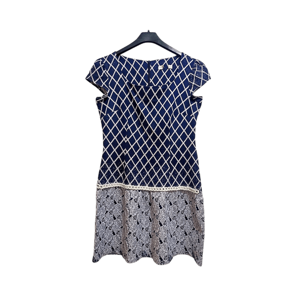 Sinivalkoinen kuviollinen mekko