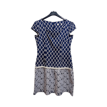 Sinivalkoinen kuviollinen mekko
