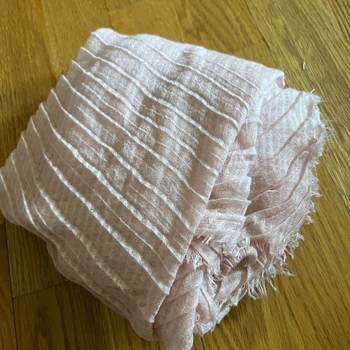 Vaaleanpunainen kevyt huivi