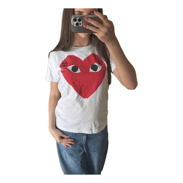 Hvid t-shirt med rødt hjerte