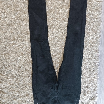 Mustat skinny-farkut