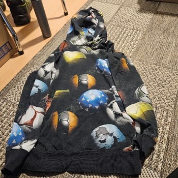 Huppari monivärisillä palloilla