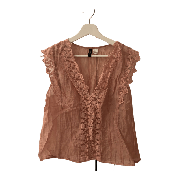 Lyserød bluse med blonder