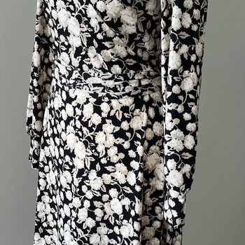 H&M kukkakuvioinen kietaisumekko
