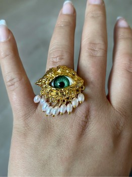 Gold eye pearl ring