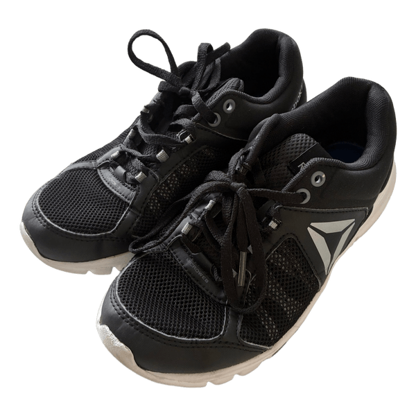 Mustat Reebok sisäurheilukengät