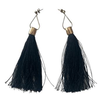 Kullanväriset korvakorut mustilla hapsuilla