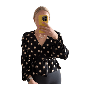 Musta kulta pilkullinen pusero