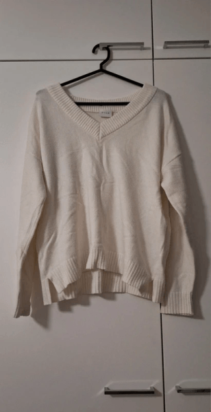 White V-neck jumper