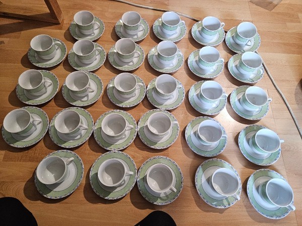 28kpl yht 15€ kahvikupit lautaset astiat astiasto
