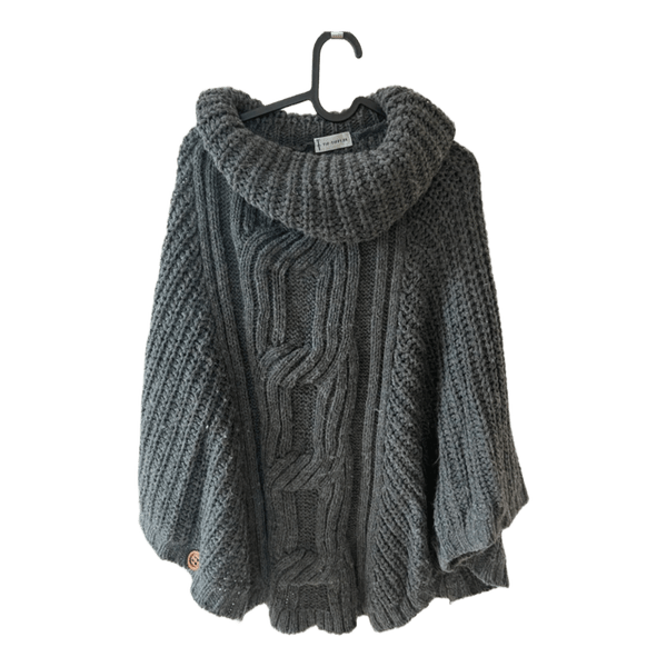Grå strikket poncho