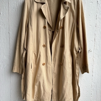 Beige trenssitakki