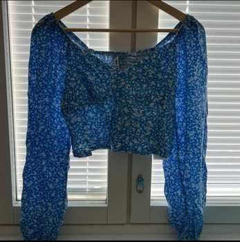 Sininen kukkakuviollinen toppi