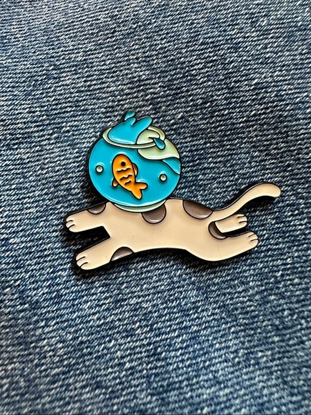 Cat fishbowl enamel pin