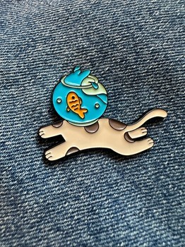 Cat fishbowl enamel pin