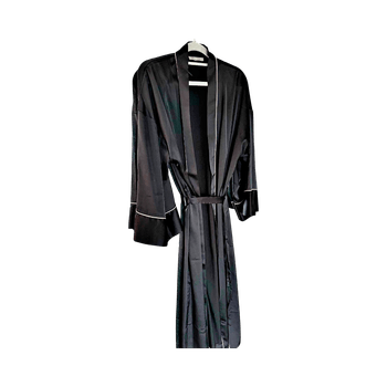 Musta silkki aamutakki