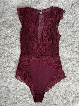 Burgundinpunainen pitsibody