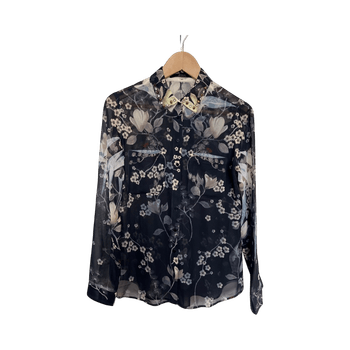 Mustavalkoinen kukkakuvioinen paita