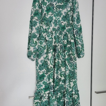 pitkä vihreä kuviollinen mekko
