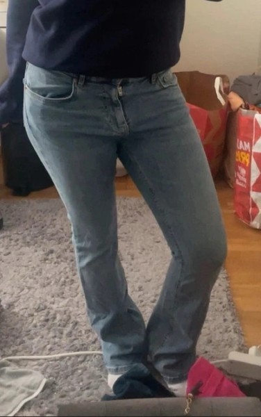 Ljusblå utsvängda jeans