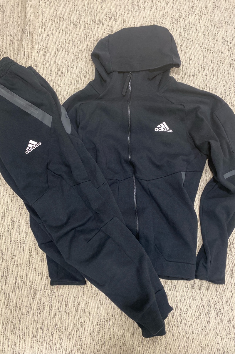 Musta tracksuit