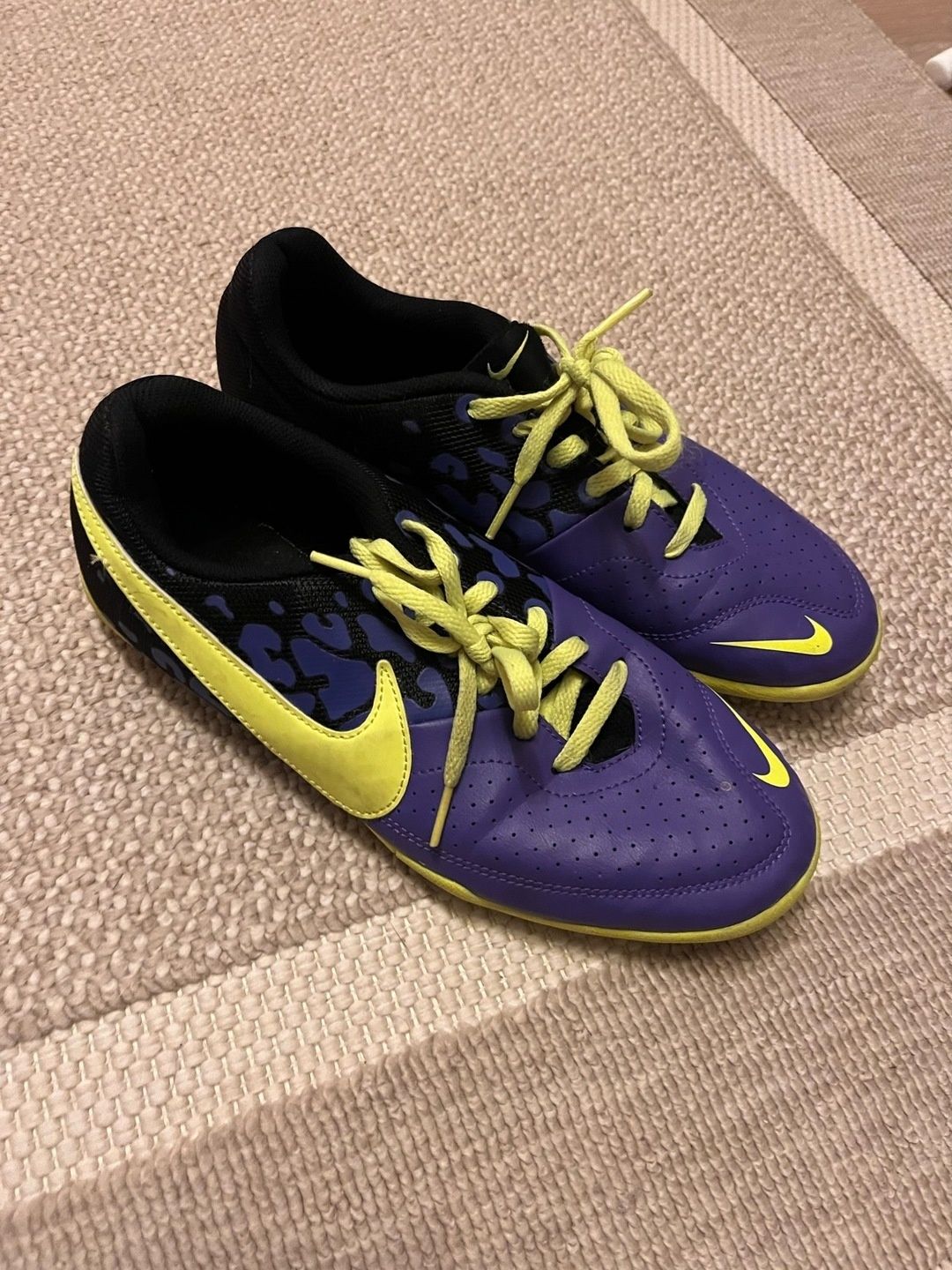 Nike sports shoes
