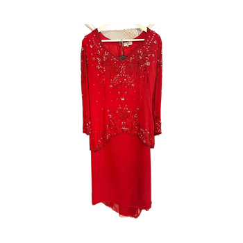 Punainen koristeellinen mekko