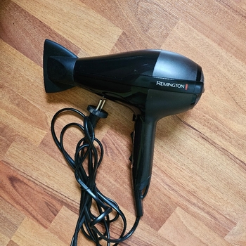 REMINGTON musta hiustenkuivaaja
