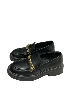 Mustat loaferit
