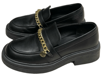Mustat loaferit