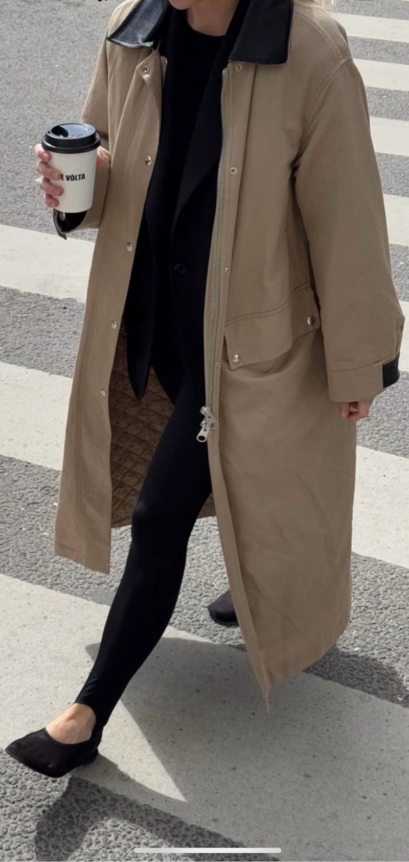 beige pitkä takki mustalla kauluksella