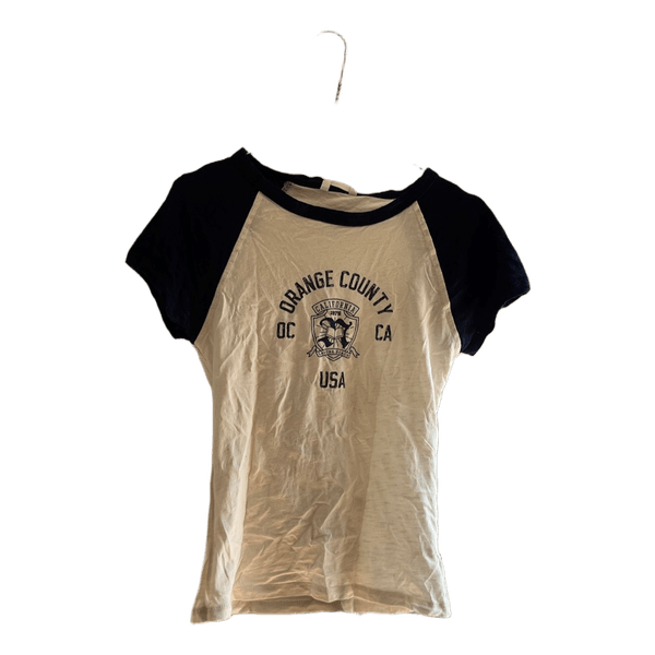 Hvid og blå t-shirt