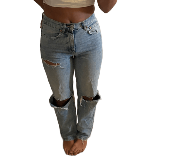 Ljusblå slitna jeans