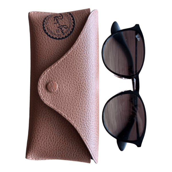Ray-Ban aurinkolasit kotelolla
