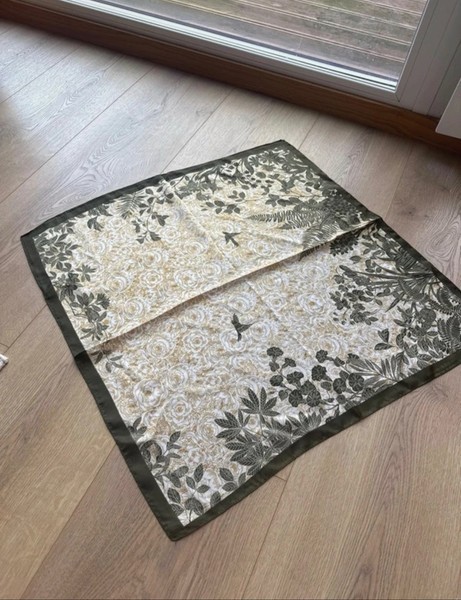 NEW Floral print square scarf