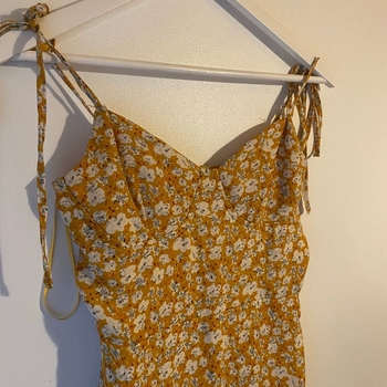 Kukkakuvioinen keltainen mekko