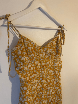 Kukkakuvioinen keltainen mekko