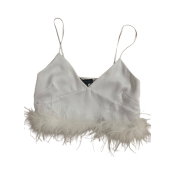 Valkoinen toppi höyhenyksityiskohdilla