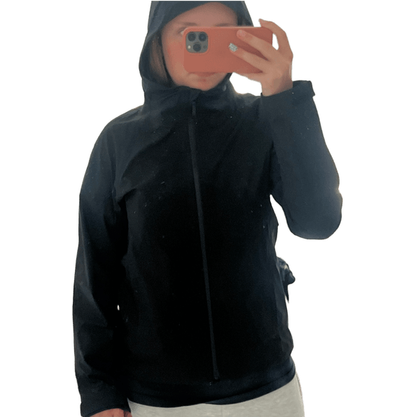 Sort regnjakke fra Uniqlo